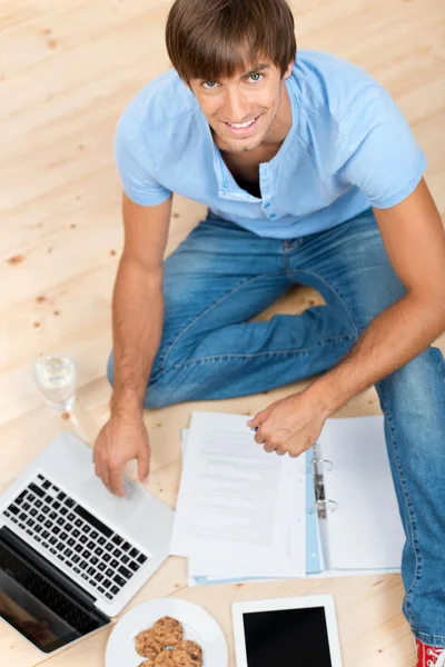 Jovem aprendendo em casa — Fotografia de Stock