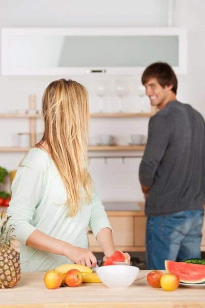 Paar werken samen in de keuken — Stockfoto