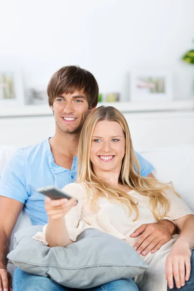 Relaxed couple watching television — Stock Photo, Image