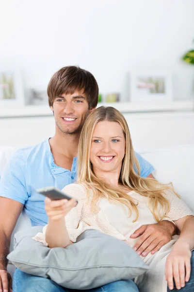 Relaxado casal assistindo televisão — Fotografia de Stock