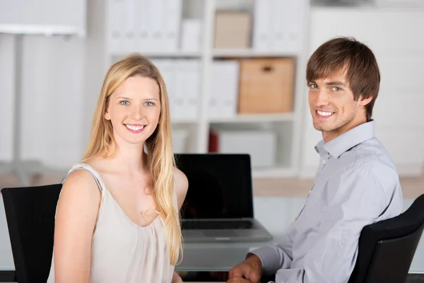 Sonriente equipo de negocios — Foto de Stock