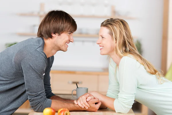 Smliling man met laptop thuis — Stockfoto