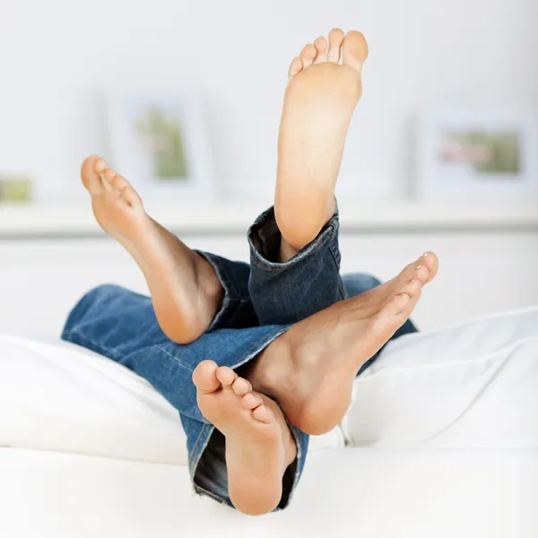 Barefeet soffan — Stockfoto