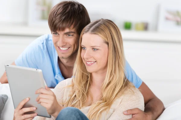 Couple reading together on tablet — Stock Photo, Image