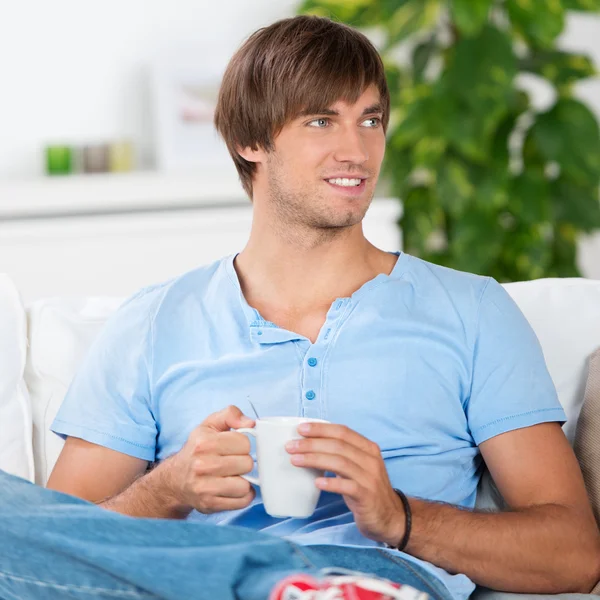 Uomo che tiene in mano la coppa — Foto Stock