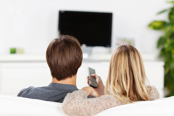 Couple regarder la télévision — Photo