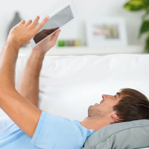 Relaxado homem lendo um ebook — Fotografia de Stock