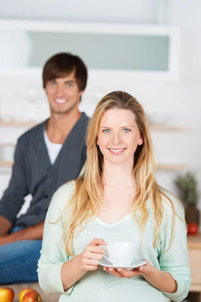 Glimlachende vrouw met kopje koffie — Stockfoto