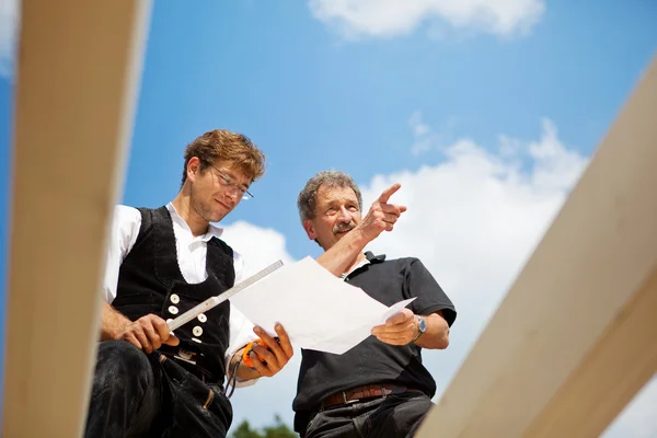 Architect and carpenter discussing the plans — Stock Photo, Image