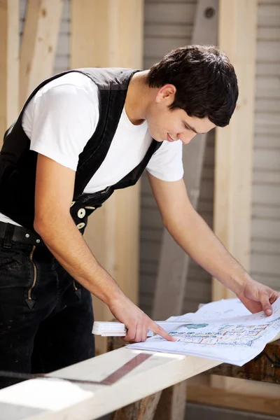 Schreiner studiert Plan — Stockfoto