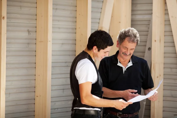 Master carpenter and his assistant — Stock Photo, Image