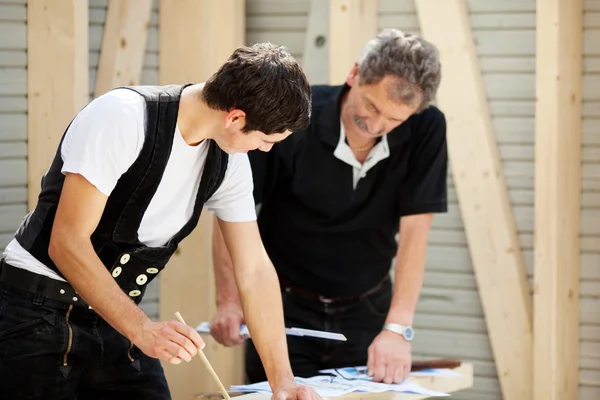 Master carpenter and assistant — Stock Photo, Image