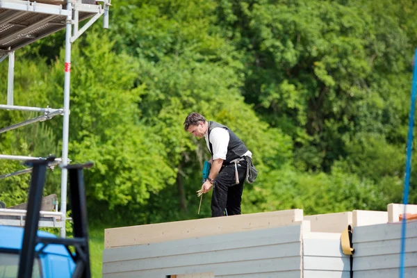 Timmerman op het werk — Stockfoto