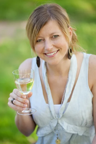 Mujer alegre sosteniendo una copa de vino —  Fotos de Stock