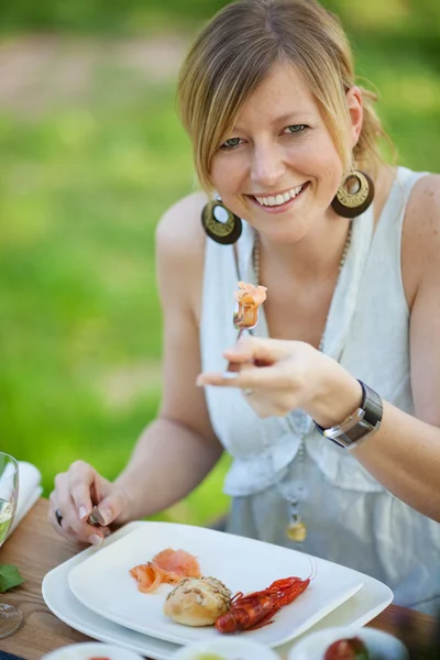 Vrouw met voedsel op Kräftskiva — Stockfoto