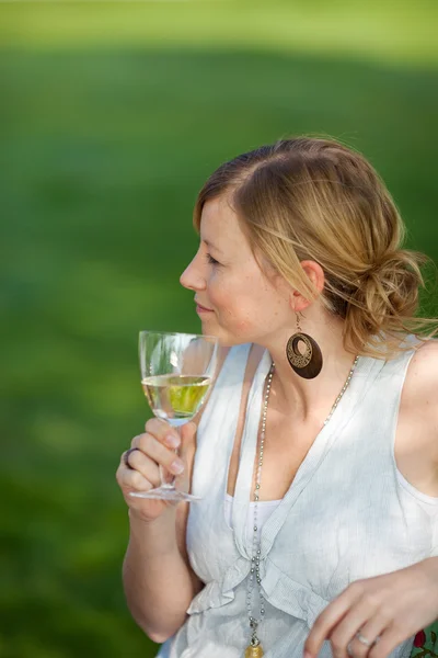 Femme gaie tenant un verre de vin — Photo