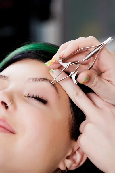 Make-up artist using tweezers — Stock Photo, Image