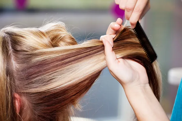 Kapsalon kammen klanten haar in de salon — Stockfoto