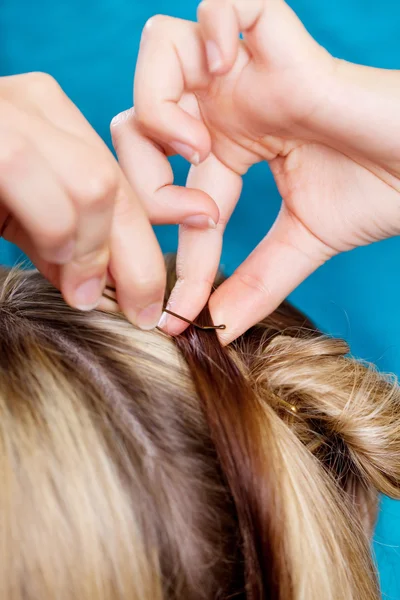 Frisörer händer sätter upp klienter hår — Stockfoto