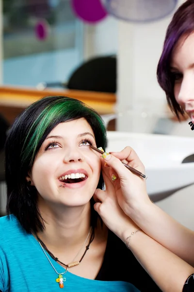 Salon werknemer kajal toe te passen op womans oog — Stockfoto