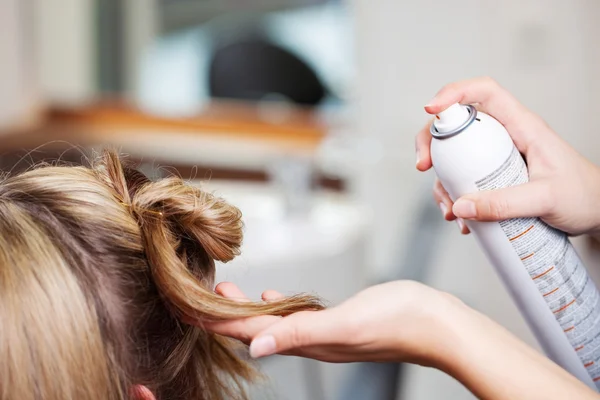 Friseure Hände mit Haarspray auf die Haare der Kunden — Stockfoto