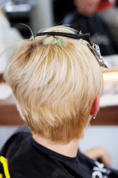 Mulher à espera de tratamento de cabelo no salão de cabeleireiro — Fotografia de Stock