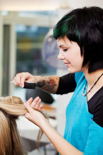年轻女子在美发师工作 — 图库照片