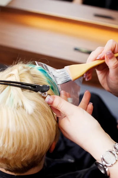 Haar dressoir Hand kleuren van de klant haar — Stockfoto