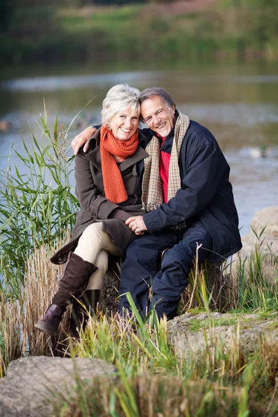 Una pareja de ancianos disfrutando en el lago —  Fotos de Stock