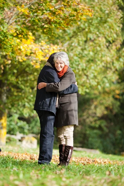 Ett äldre par som omfamnar varandra i kärlek — Stockfoto