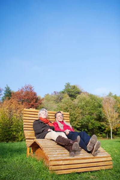 Senior Couple relaxing in the park — Stock Photo, Image