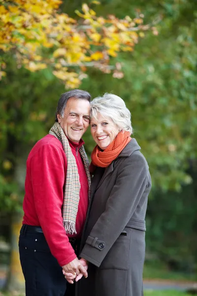 Lyckliga äldre par i kärlek i en sommardag — Stockfoto