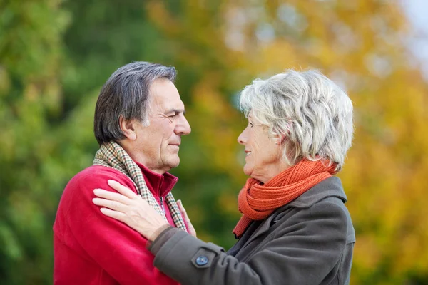 Una pareja de ancianos enamorados —  Fotos de Stock