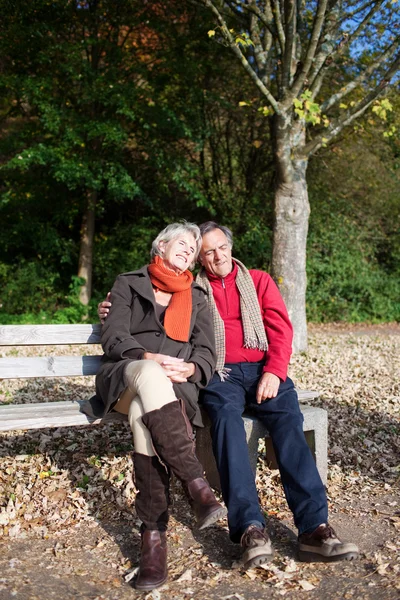 A senior couple enjoying the sun — Stock Photo, Image