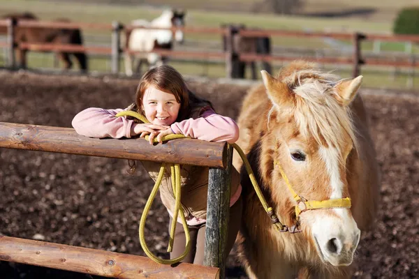 Retrato de una chica sonriente con su caballo —  Fotos de Stock