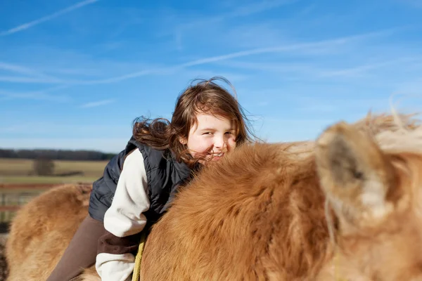 Juguetona jovencita divertida mientras monta su caballo —  Fotos de Stock