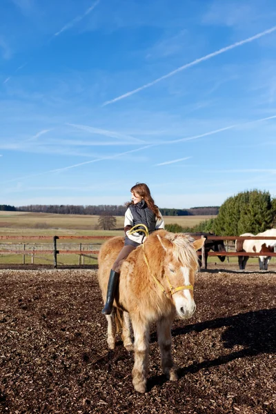 Junges Mädchen reitet auf einem Pferd — Stockfoto