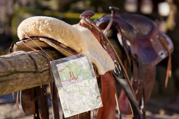 Paard zadel en een kaart — Stockfoto