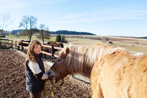 若い女の子が彼女の馬をリード — ストック写真