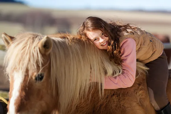 Souriant jeune fille à cheval — Photo