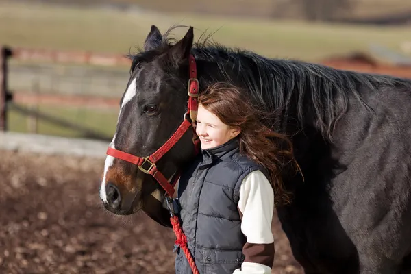 Orgullosa jovencita llevando su caballo — Foto de Stock