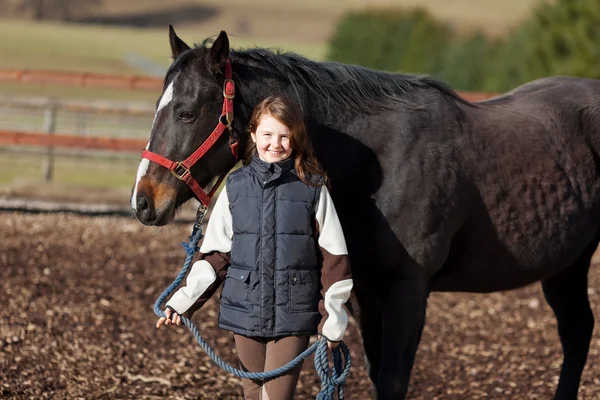 Souriant jeune fille menant son cheval — Photo