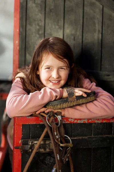 Krásná mladá dívka ve stáji — Stock fotografie