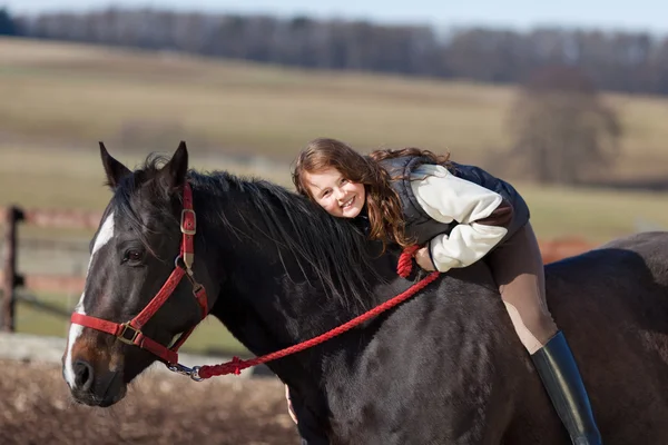 Figlarny młoda dziewczyna jazda na koniu — Zdjęcie stockowe