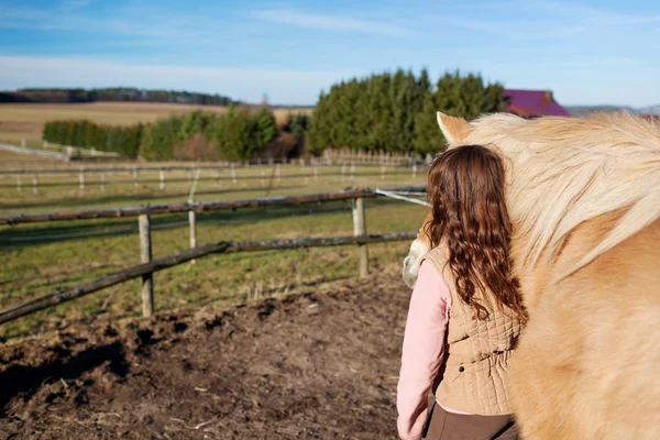 Girl leading her horse — Stock Photo, Image