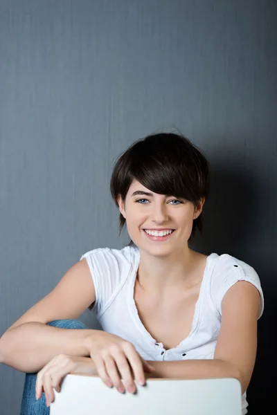 Sorrindo jovem mulher — Fotografia de Stock