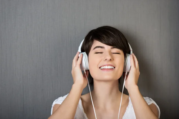 Jonge vrouw luisteren naar muziek — Stockfoto