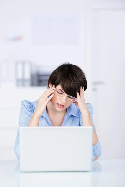 Mujer de negocios con dolor de cabeza — Foto de Stock