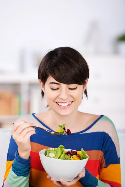 Frau isst eine Schüssel Salat — Stockfoto