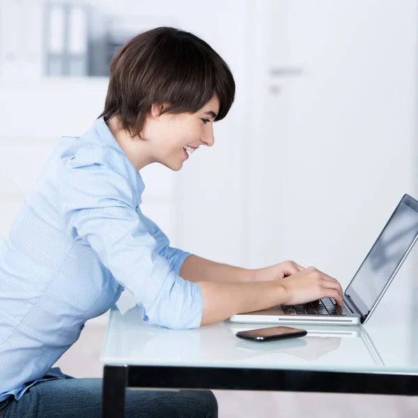 Mulher trabalhando em seu laptop — Fotografia de Stock